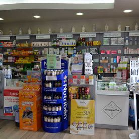 Farmacia Arencibia Tost productos exhibidos
